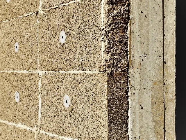 Isolation par l’extérieur d’un mur en béton avec des blocs de chanvre