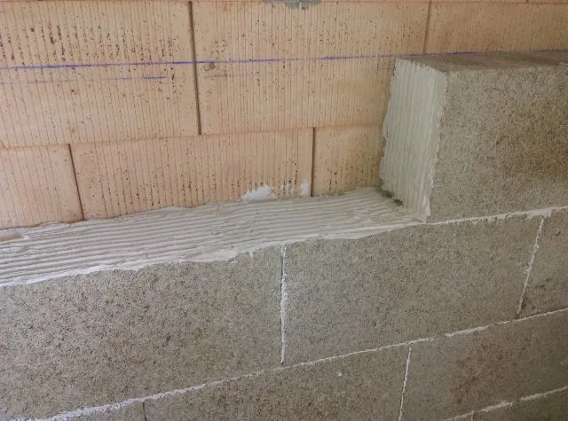 Blocs de chanvre maçonnés en doublage intérieur sur un mur en briques