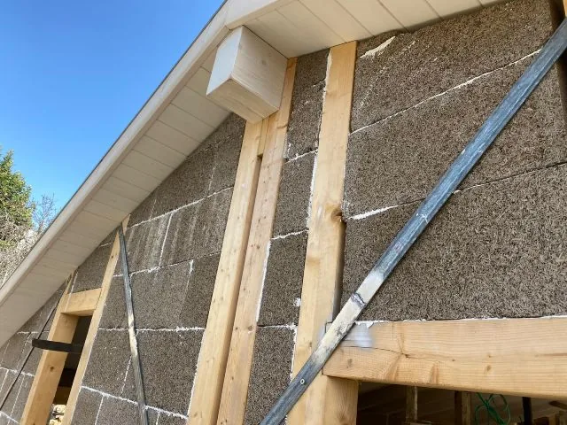 Blocs de chanvre montés en remplissage d'une structure de maison neuve
