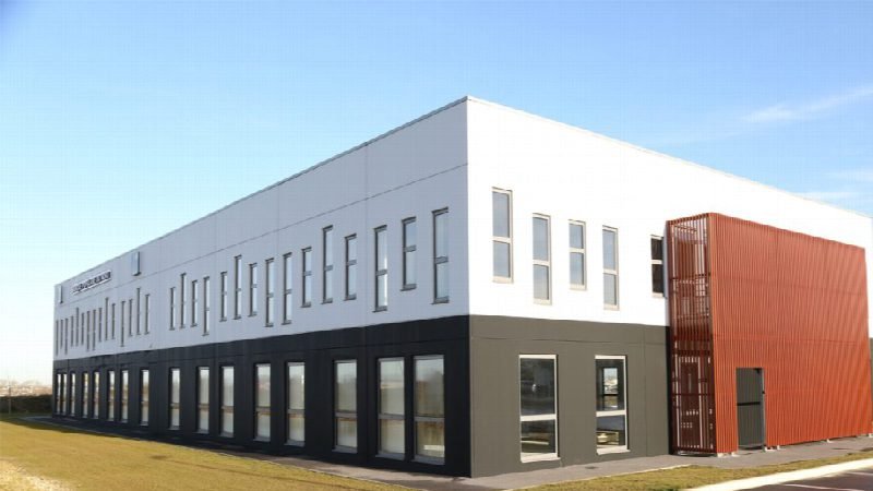 Bâtiment tertiaire de bureaux cloisonné en blocs de chanvre