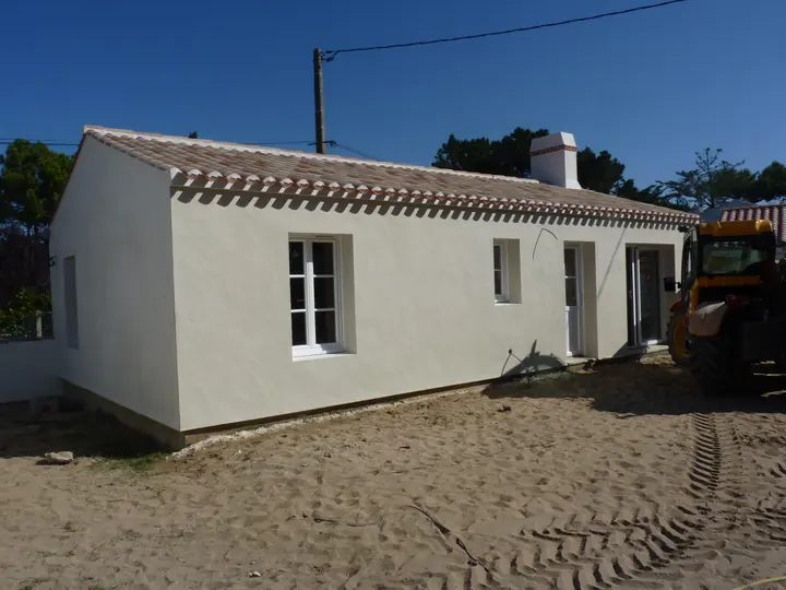 Maison de plain-pied en blocs BIOSYS terminée, façades enduites