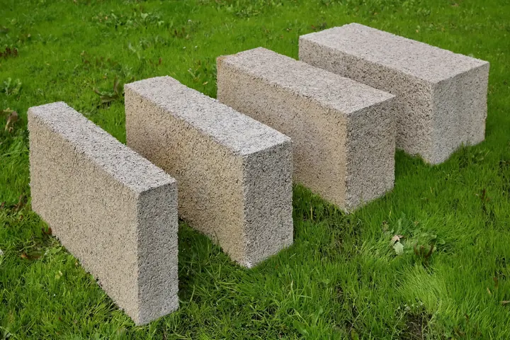 Les quatre blocs MULTICHANVRE posés sur l’herbe