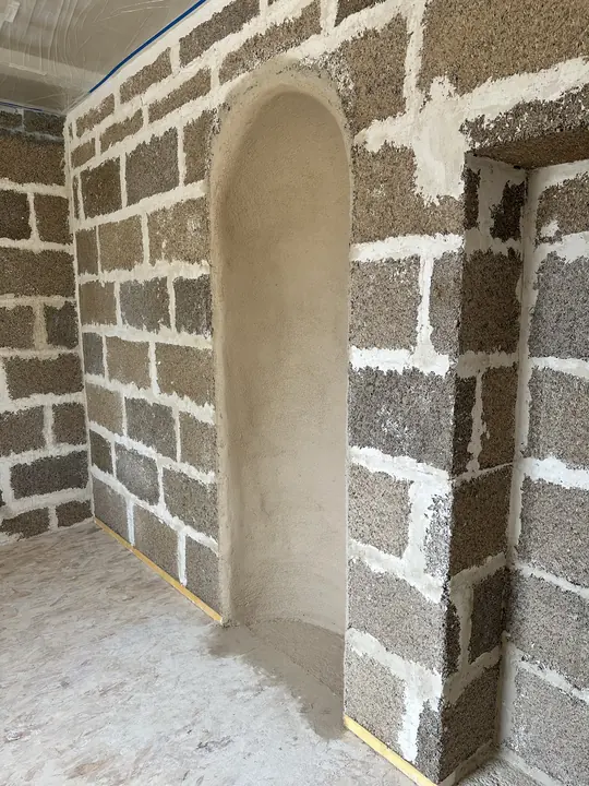 Cloison en blocs MULTICHANVRE avec une ouverture en arche