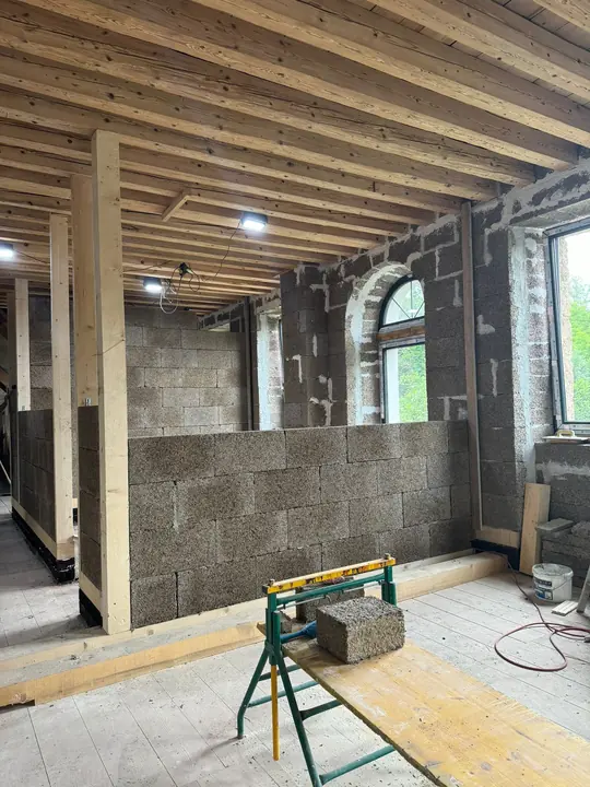 Cloison en blocs MULTICHANVRE sous un plancher bois