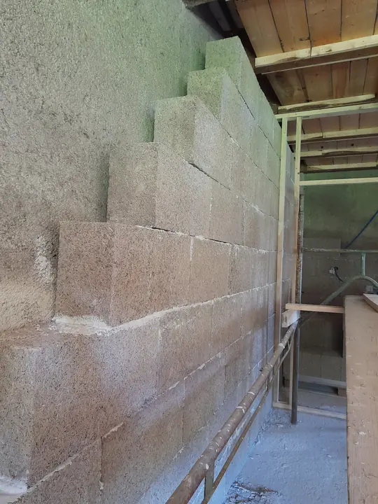 Doublage en blocs MULTICHANVRE en cours de montage, rangs en escalier