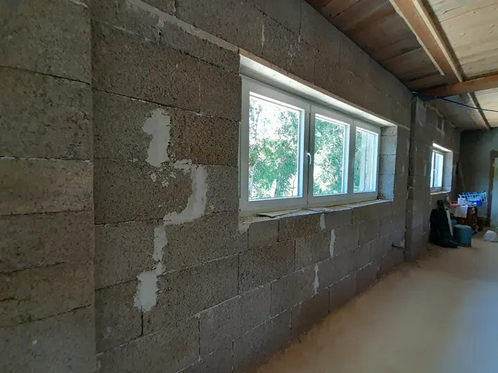 Doublage intérieur en blocs MULTICHANVRE autour d’une fenêtre