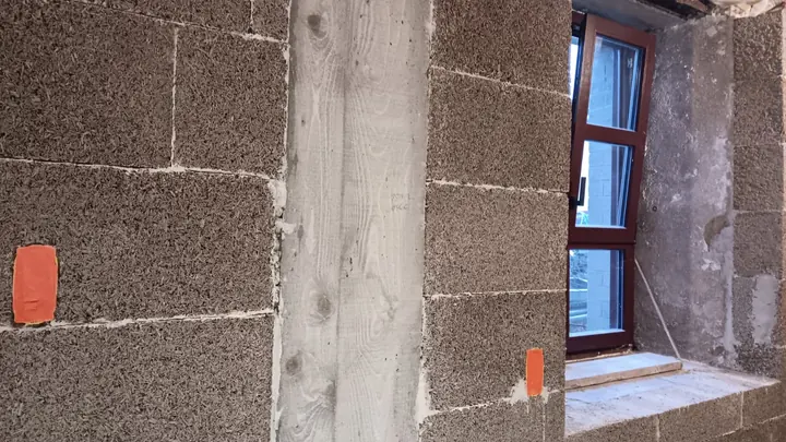 Blocs MULTICHANVRE autour d’un poteau bois et d’une fenêtre