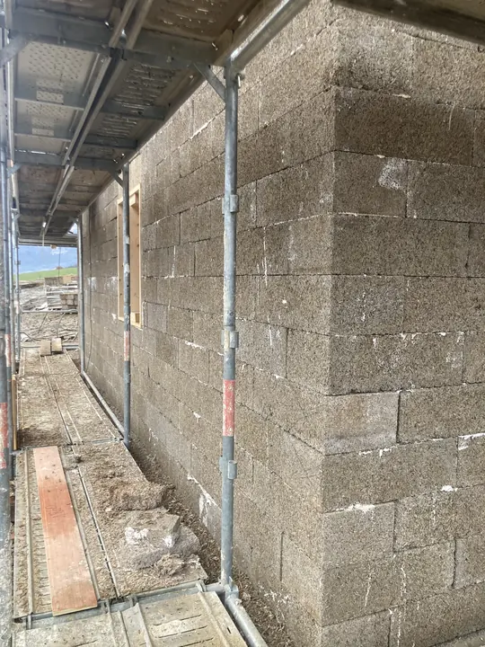 Façade en blocs MULTICHANVRE montée depuis l’échafaudage