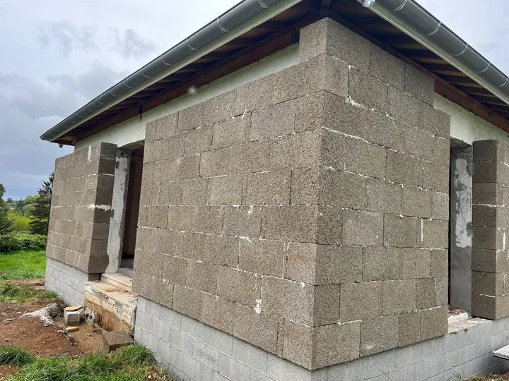 Isolation par l’extérieur d’une maison en blocs MULTICHANVRE