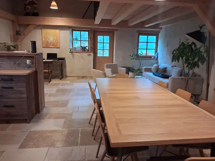 Séjour rénové aux murs isolés en chanvre et enduits à la chaux
