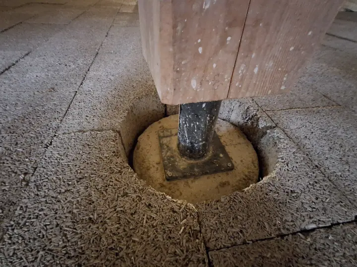 Blocs de sol MULTICHANVRE découpés autour d’un poteau
