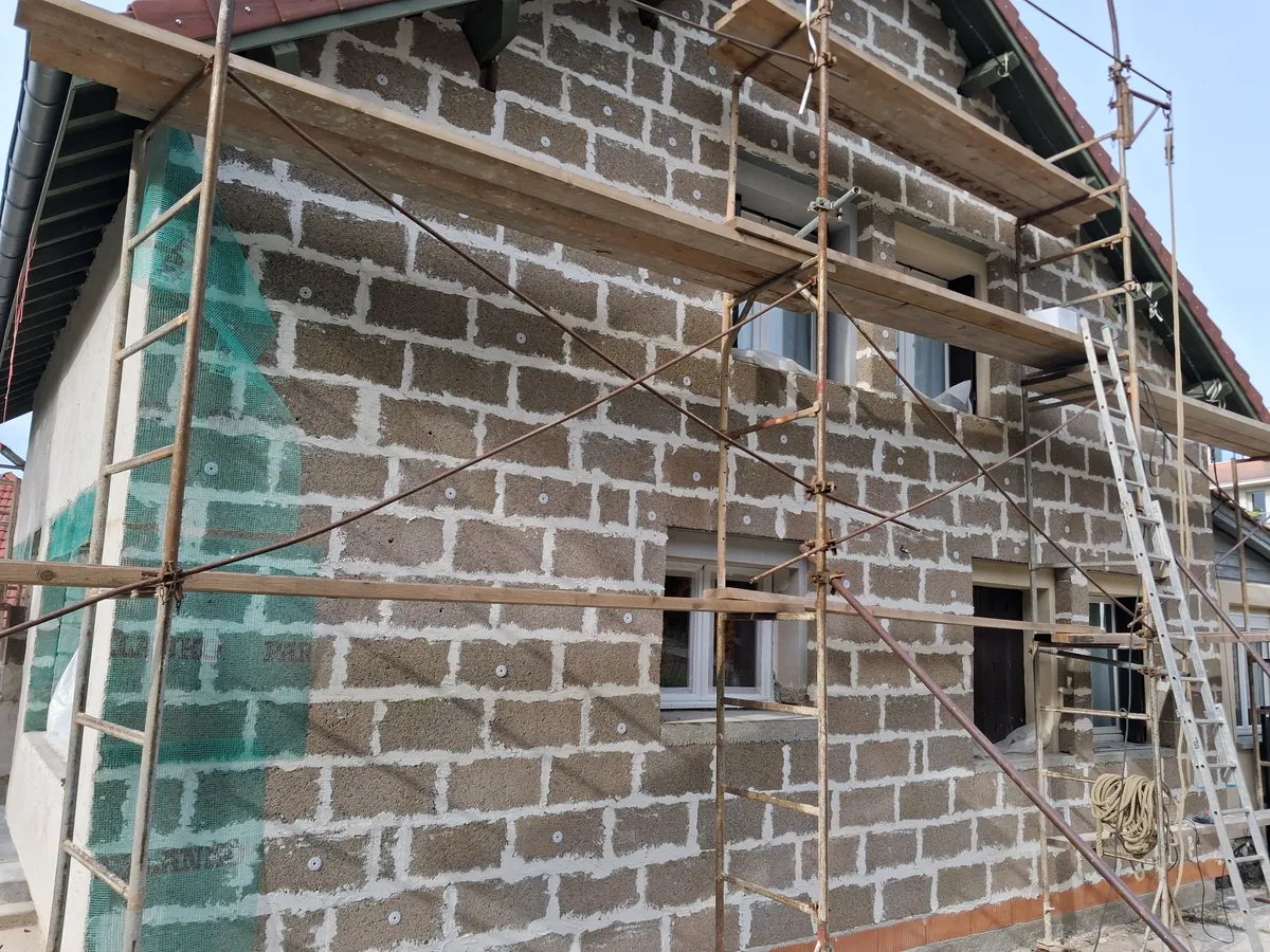 Façade isolée en blocs de chanvre 30 cm pour une isolation thermique extérieure